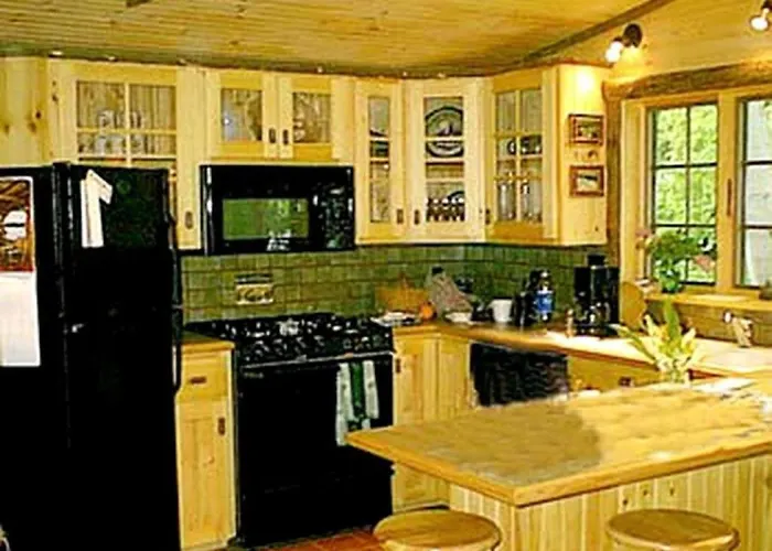 All Season Romantic One-Room Cabin On Moody Pond, In Upstate New York