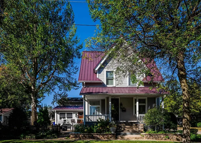 Family Downtown Mansion - Sleeps 13