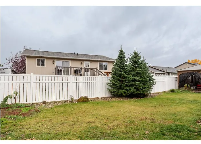 Family & Pet Friendly 3 Bdrm Home With Full Kitchen And Fenced Yard