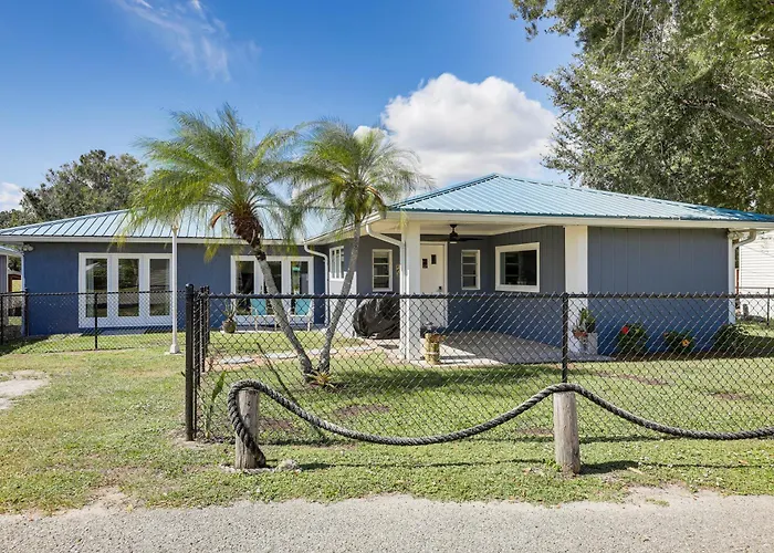 Boat Dock & Yard: Waterfront Okeechobee Retreat