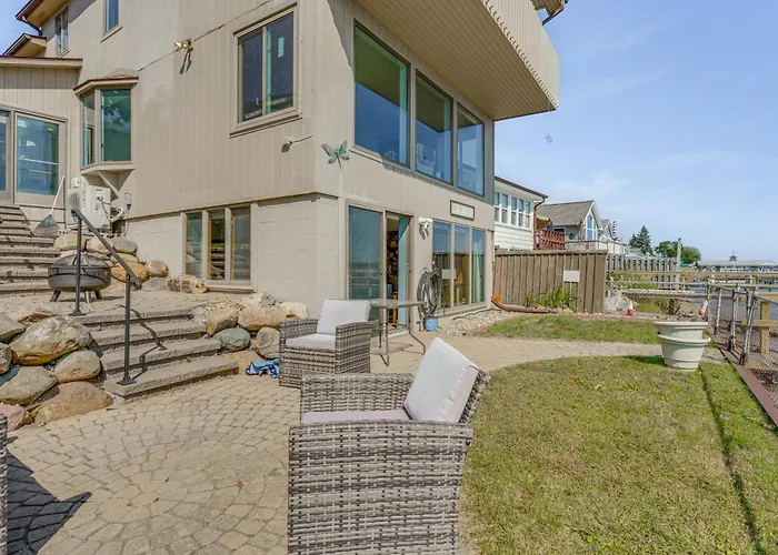 Spacious Riverfront Home W/ Dock In St Clair!
