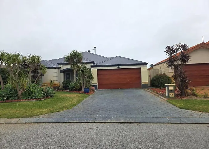 4 Bed House Next To Lake Richmond Close To Beach