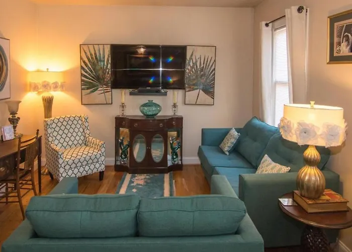 Elegant Lodge Rental With Lovely Countryside Views Near Charlottesville, Virginia