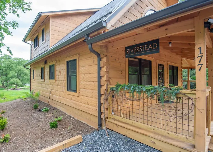 Riverstead Cabin- Riverfront, Wrap Around Porch, Hot Tub & More