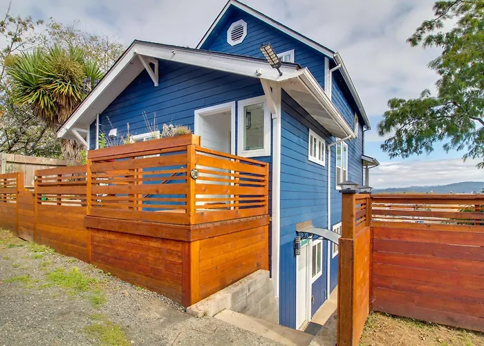 Coos Bay Apartment: 2Br Unit, 1 Mi To Downtown