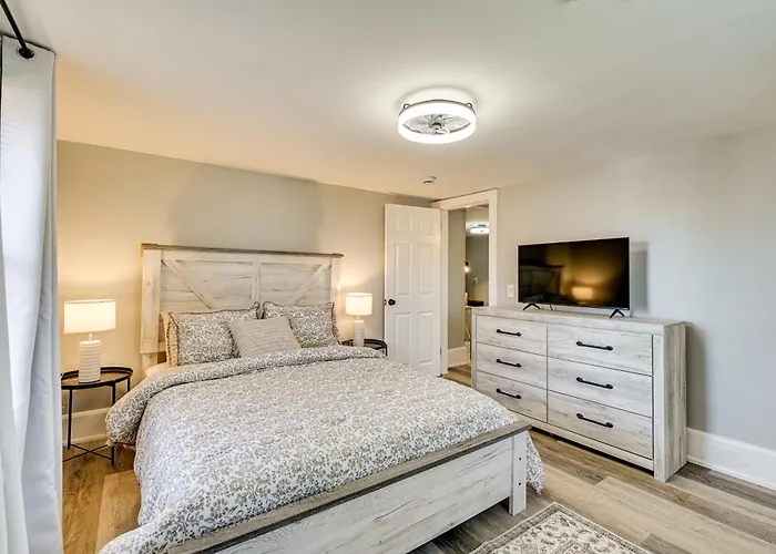 2 Mi To Uptown: Centrally Located Kingston Apt!