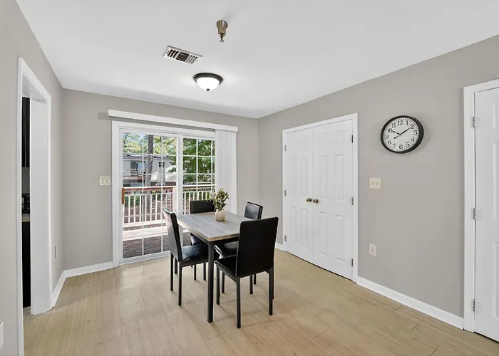 Family Friendly, Spacious 2Bd 1Bt Apartment
