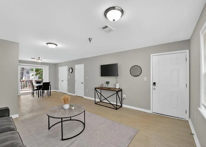 Family Friendly, Spacious 2Bd 1Bt Apartment