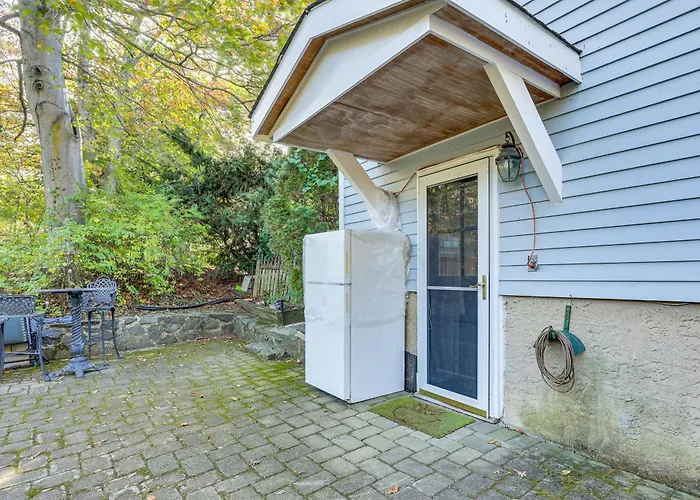 2 Mi To Nyc Train: Wfh-Friendly Greenwich Apt!