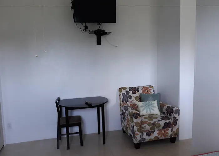 Bell At The Airport Suites - No Smoking & Adults Only - Free Airport Transportation