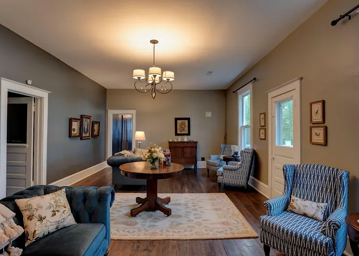 Historic Birch Lodge And Motel