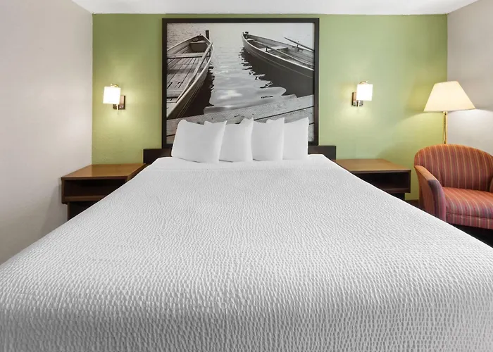 Super 8 By Wyndham Winona Mn