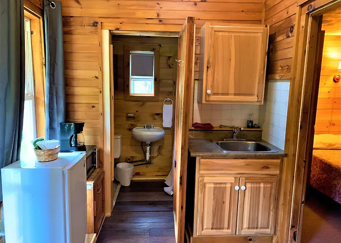Pine Crest Motel & Cabins