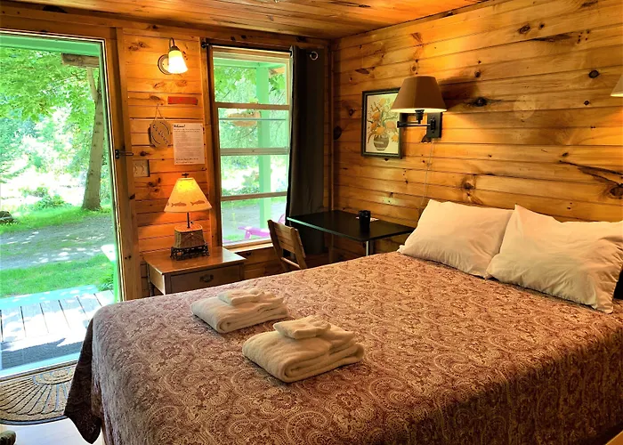 Pine Crest Motel & Cabins