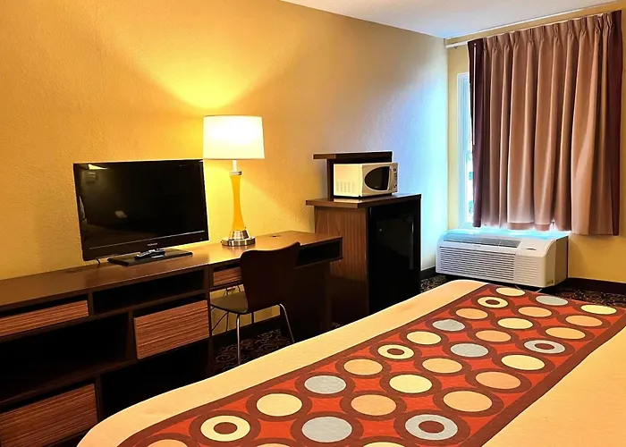 Super 8 By Wyndham Evansville North