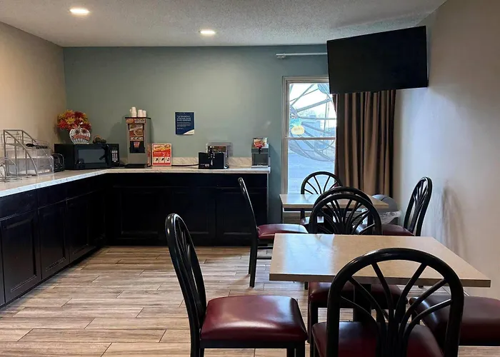 Super 8 By Wyndham Evansville North