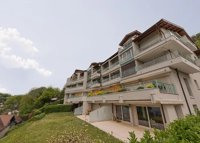 L'Hermitage: Lakeside Apartments with Terrace, Pool & Parking