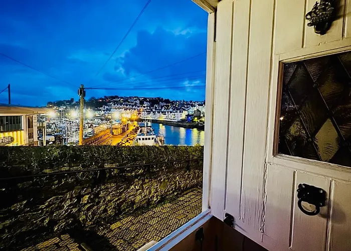 Mariners: Seaside Fisherman's Cottage with Harbor Views