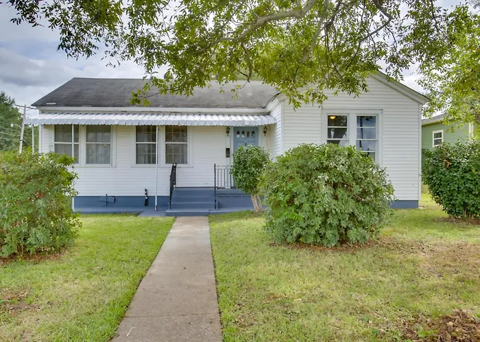 Charming Cottage W/ Mississippi River Views!