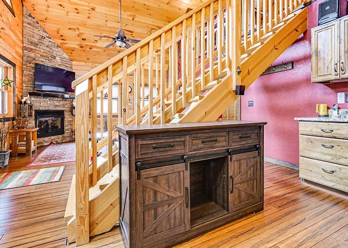 Cozy Couples Getaway W/ Hot Tub: 'Fox Ridge Cabin'