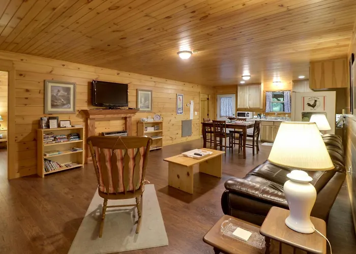 Serene & Secluded Alabama Cabin W/ Covered Deck!