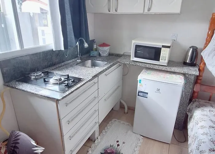 KITNET S1 em TORRES-RS - Na mais bela praia Gaúcha - Cozinha - Banheiro - Ar condicionado - TV e Wi-Fi - Estacionamento - Anfitriã Superhost no BnB