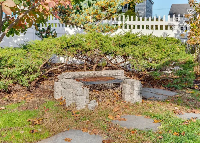 < 1 Mi To Beach! Kennebunk Cottage W/ Yard