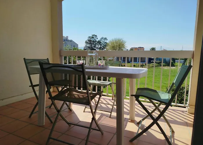 Cadre Verdoyant Proche Mer Pour Ce T2 Avec Terrasse - 4Car113