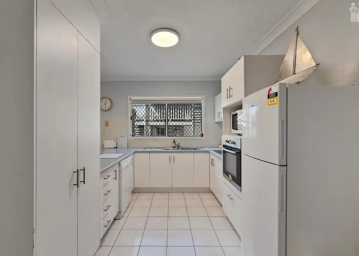 Villa Venezia Apt 3 - Spacious Hervey Bay Esplanade Apartment
