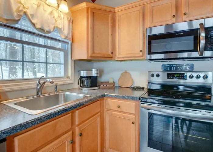 Cozy Tuftonboro Escape: Steps To Private Beaches!