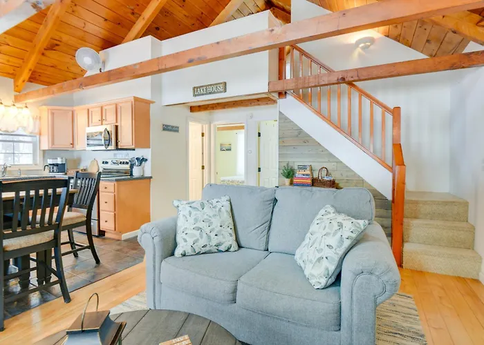 Cozy Tuftonboro Escape: Steps To Private Beaches!