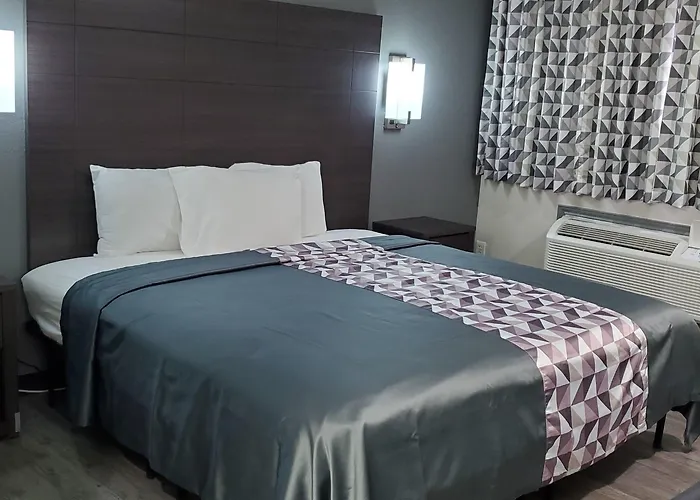 Crescent Park Motel & Suites