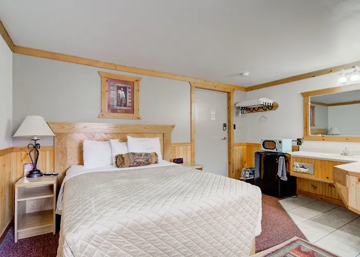 Livingston Inn - Historic