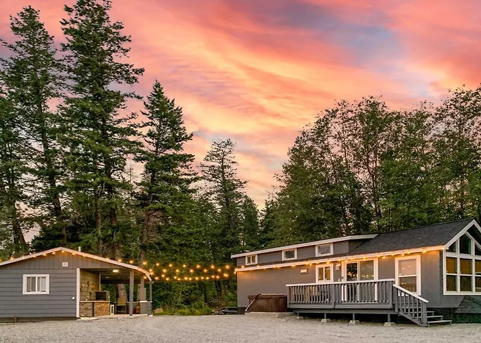 Private Deck & Mtn Views: Family Getaway In Eureka