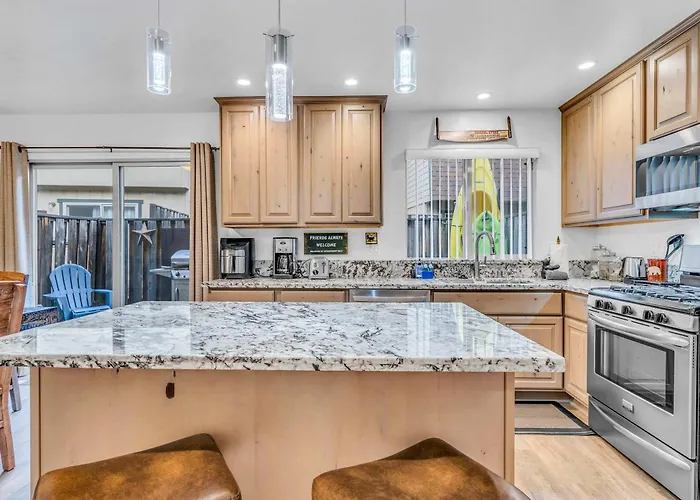 Modern 3Bd -Walk To Lake & Beach