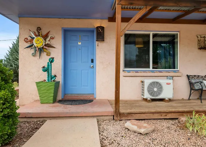 Charming 2 Bedroom Near Downtown - Rose Tree 1
