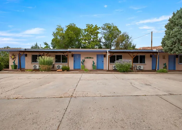 Charming 2 Bedroom Near Downtown - Rose Tree 1