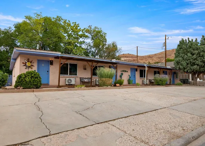 Charming 2 Bedroom Near Downtown - Rose Tree 1