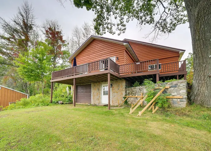 Charming Curtis House: Large Deck W/ Lake View!