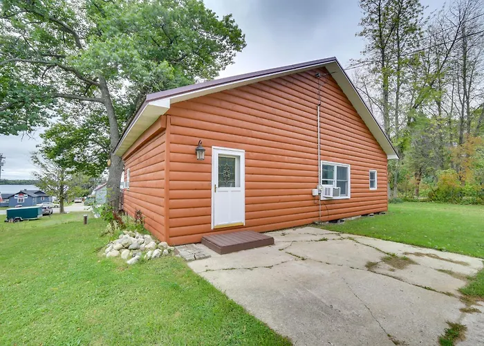 Charming Curtis House: Large Deck W/ Lake View!