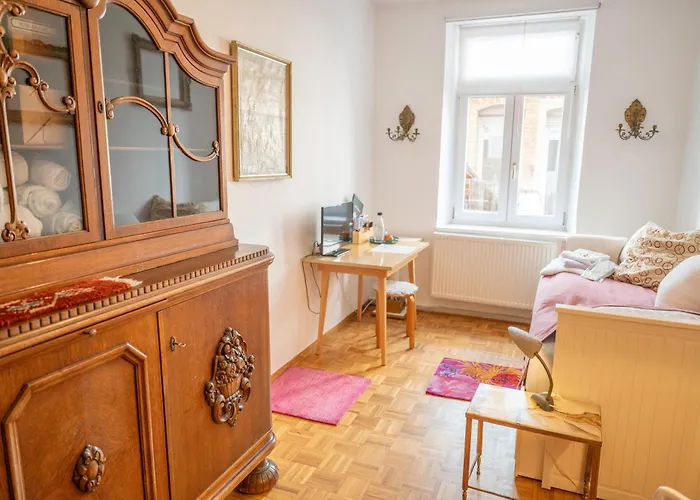 Zimmer In Kuenstlerwohnung