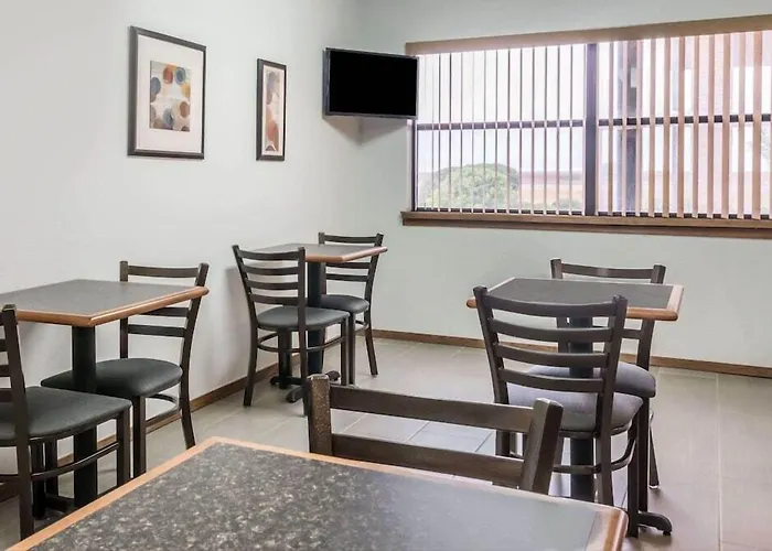 Knights Inn - Slaton
