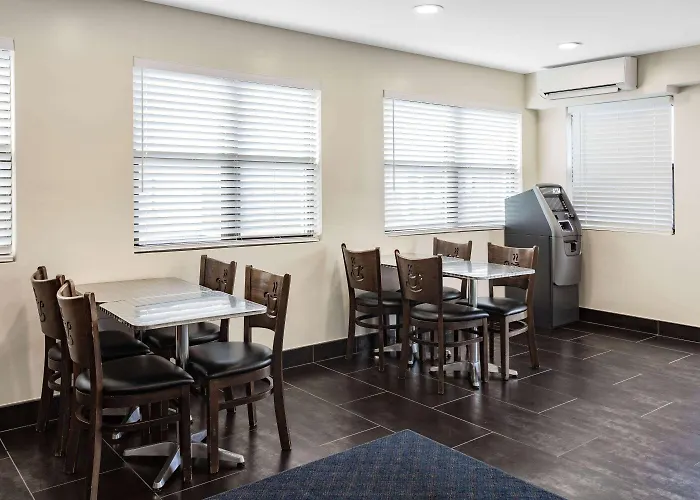 Super 8 By Wyndham Lindenhurst