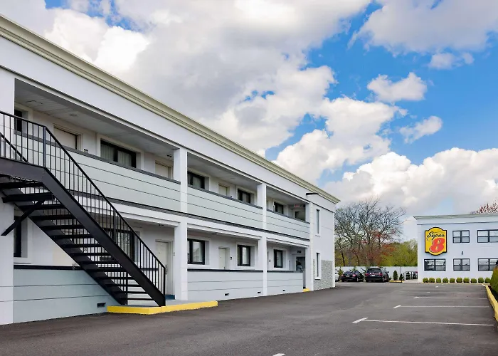 Super 8 By Wyndham Lindenhurst