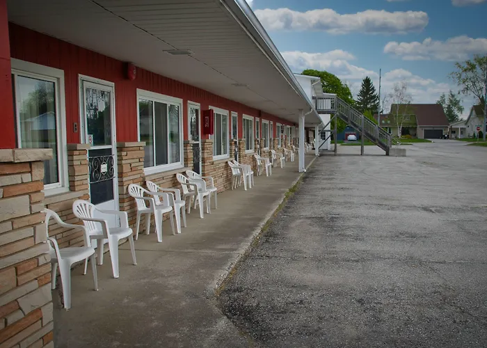 Maple Leaf Inn & Suites