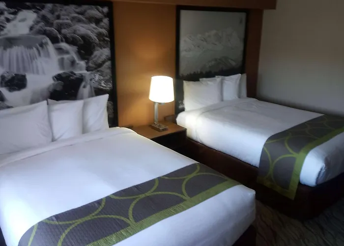 Super 8 By Wyndham Lynnwood