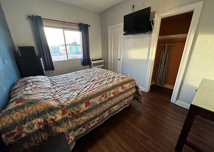 Unity Hotel - No Parking & Rooms Are Upstairs