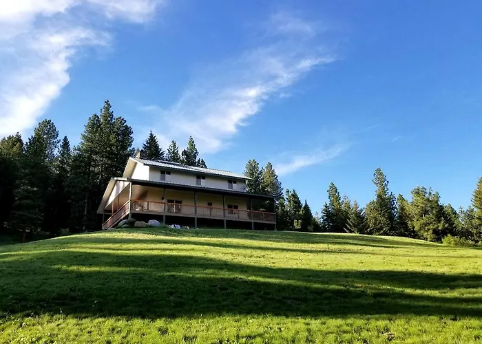 Off-The-Grid Cottage Rental With 360-Degree Mountain Views Near Cascade, Idaho