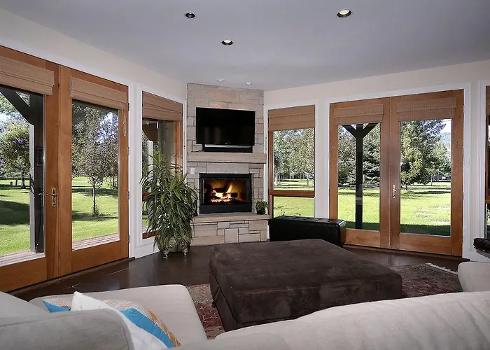 Spectacular Family Vacation Home With Fishing Pond Near Aspen, Colorado