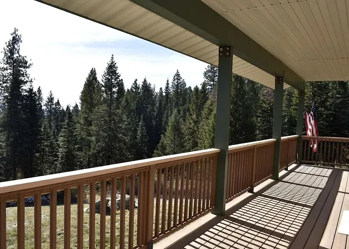 Off-The-Grid Cottage Rental With 360-Degree Mountain Views Near Cascade, Idaho